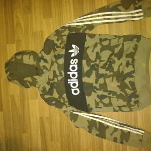 Adidas hoodie - Vanlig adidas hoodie storlek XS
