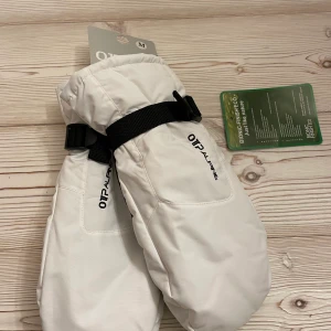 Skidvantar - Helt nya skidvantar i storlek M. Är tumvantar men har som fingervantar inuti. 