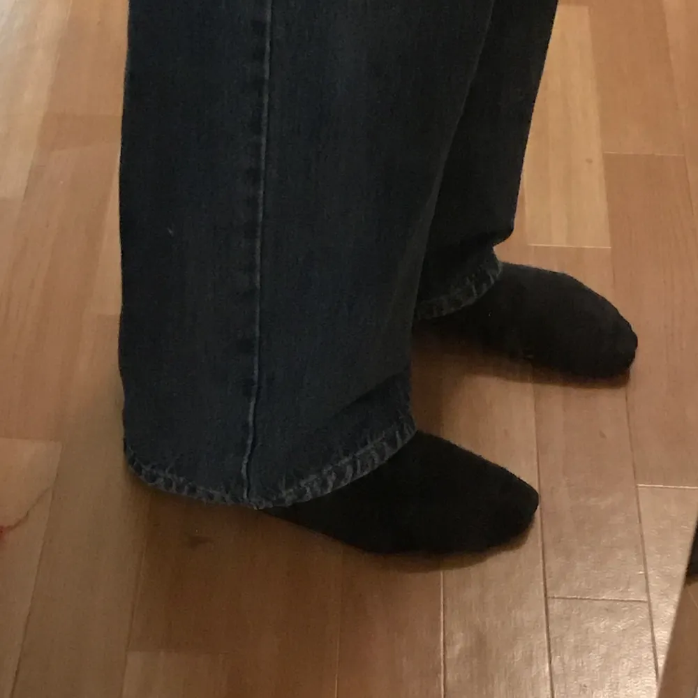 Ett par mörkblåa straight jeans. Är 173 & de går ner till hälarna. Snyggt ifall man vill att jeansen ska gå över skorna☺️. Jeans & Byxor.