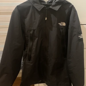 THE NORTH FACE JACKA - The North Face blax box jacka.  Använd ett par gånger men har tagit hand om den.  Ganska svår att få tag i. , Storlek M nypris 1700kr , köparen står för frakten  Mvh Emil :) 