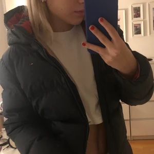 Tommy Hilfiger Jacka - Säljer denna varma mörkblåa jackan som är perfekt nu till vintern! Väldigt bra kvalite och den är så gott som ny. Riktiga storleken är 152 men passar mig som vanligtvis är en XS/S. Originalpris : 2000kr (skriv privat angående pris)
