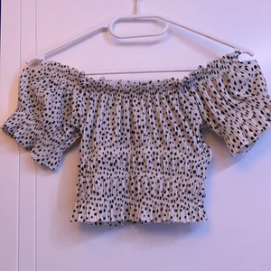 TOPP XS - Knappt använd fin topp ifrån ginatricot i strl xs. budgivning sker i kmt från 35kr upp