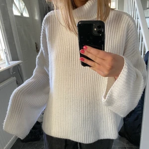 Vit stickad - Säljer nu min fina stickade tröja med krage från na-kd💓👌🏼, denna är slutsåld och säljer eftersom den inte kommer till användning längre, den är inte stickig och är mjuk i matrialet😀köpte den för 500 kr och är inte använd många gånger💞jag har storlek L men har vanligtvis M eller S så den sitter lite oversize på mig, det är bara att skriva om ni vill ha fler bilder eller frågor👍🏼