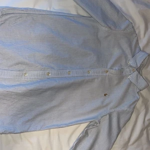 Ralph Lauren Skjorta - Väldigt snygg Ralph Lauren skjorta, inköpt inför en skolavslutning. Använd fåtal gånger därav väldigt bra skick.✌️