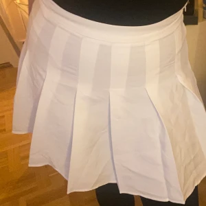 Veckad kjol - Veckad kjol från shein, vill bara bli av med därför de låga priset plus att den är från shein ☺️