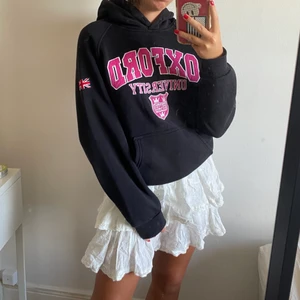 Svart hoodie - En skitcool svart hoodie med rosa detaljer från Oxford i storlek s. Köp direkt för 300 eller buda 💕