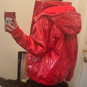 Röd jacka - Röd lackjacka från Hm med prislapp kvar dock inte köpt i år. 