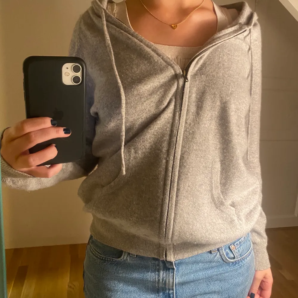 Intressekoll på min fina hoodie från Davida Cashmere. Har en väldigt liten defekt vid slutet av ärmen (se tredje bilden), skriv för bilder eller frågor!!🥰🥰  KÖP DIREKT FÖR 1050kr💓. Stickat.