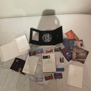 BE album - säljer mitt BE album deluxe edition av BTS eftersom jag fick dubbla !!! Har tagit av plasten men albumet är i nyskick & posters och dylikt har endast legat i albumet sen jag fick det❤️🥰 frakt ingår inte