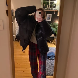 Mörkblå moncler jacka - Monclerjacka i dun, mörkblå, väldigt varm och i jättefint skick, säljer då jag behöver pengar😝det står storlek 6 och skulle uppskatta det till M, den är ju oversized vilket år väldigt snyggt, bara att höra av er vid frågor eller för fler bilder! Då den är vintage har jag inget äkthetsbevis men den har gått igenom ett äkthetstest och är självklart äkta💞