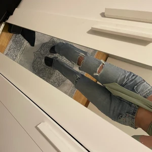 STRAIGHT BLUE JEANS - Sjukt fina straight jeans med hål! Har använt 1 gång, ångrade mig direkt då detta inte är min stil i jeans tyvärr. Sen så är dom lite stora för mig i midjan. Detta är storlek 40 men jag brukar oftas vara 36/38. Jag är 157cm lång så den är perfekt i längden när jag har på mig airforce. 