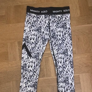 Mighty Solo träningstights - Mighty Solo träningstights i storlek 8 (M). Mycket fint skick. Använda 0 gånger. Nypris ca 599 kr