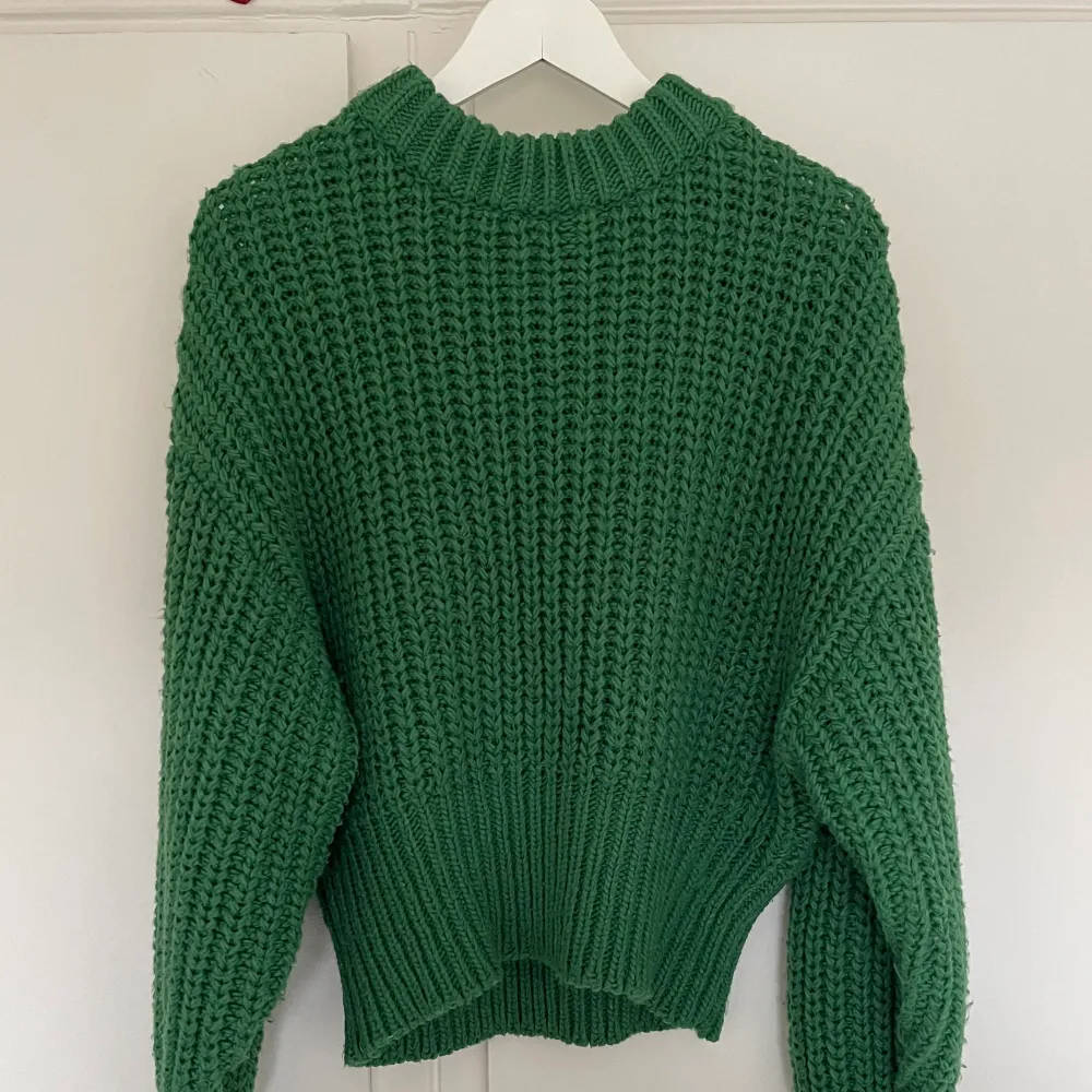 Säljer denna fina stickade tröjan från H&M! Knappt använd, så i fint skick!❤️ storlek S. . Stickat.
