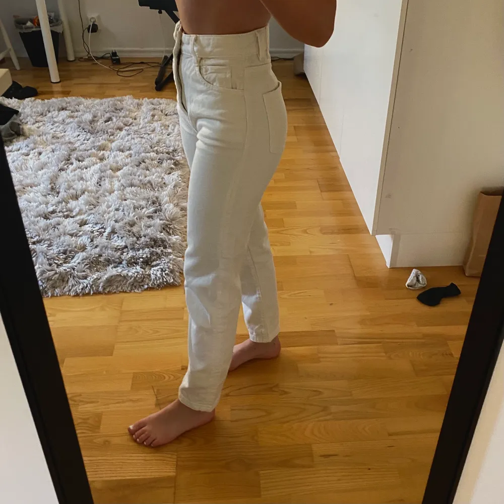 Säljer ett par vita mom jeans från Zara.. Jeans & Byxor.