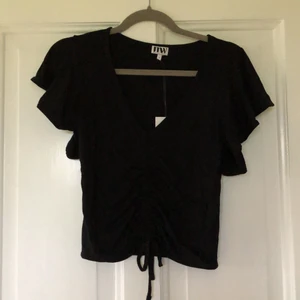 Croptop - Oanvänd croptop, köpt på nelly 