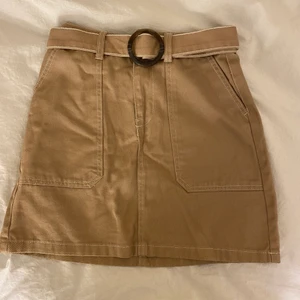 Ljusbrun kjol - Jättefin ljusbrun kjol med skärp i strl 34/XS💗 Superbra skick, bara lite skrynklig men det kan strykas bort!  Fickor både fram o bak!