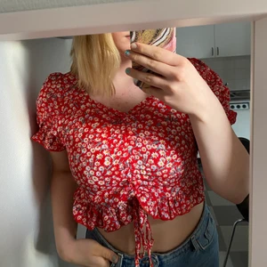 topp/blus sorlek L - Säljer denna fina topp från SHEIN, den kommer inte till användning så jag säljer den💕 använd fåtal gånger och är i fint skick✨ stretchigt tyg baki ryggen så den är töjbar💕
