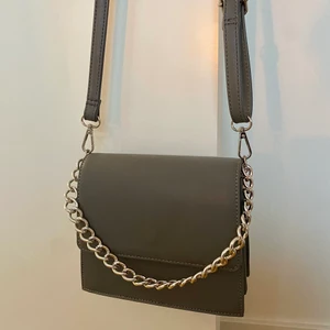 Väska  - Grå axelremsväska i bra storlek 