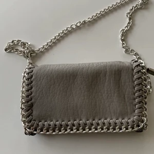 Väska Stella McCartney  - Säljer denna superfina väska som liknar stella McCartney väskan. Köpte för 450 kr från scorette för ca 1 månad sedan. Har endast använt den ett fåtal gånger då jag har en annan som är liknande. (Lånade bilder) kom privat för egna bilder!