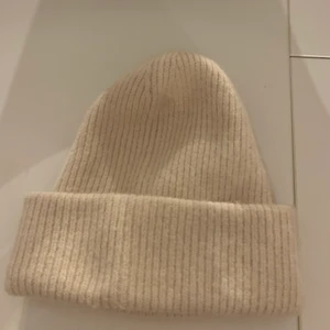 Beige mösa  - En jätte fin mössa som tyvärr inte kommer så mycket till användning. Använd få tal gånger. Från kay/day. 💘💘