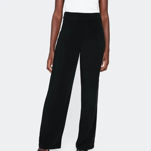 Kostymbyxor  - Vida kostymbyxor från bikbok. Säljer då de inte kommer till användning mer tyvärr. De är inte långa för mig som är 160! Kontakta mig för fler bilder.Pris kan diskuteras!!!❤️ Köpta för 299.