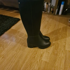 Din sko stövlar  - Säljer ett par nya höst/vinter stövlar då jag fick dom i present men det var ett felköp inte dom jag ville ha och dessutom fel storlek. Stövlarna är jätte fina och dom är aldrig använda endast testade. Priset i butik var 699 jag säljer som för 400. Storleken är 39 Klackhöjd 7cm skaffhöjd 39 cm skaffvidd 38,5
