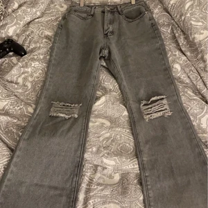 Jeans  - Gråa bootcut jeans, aldrig använda💕 