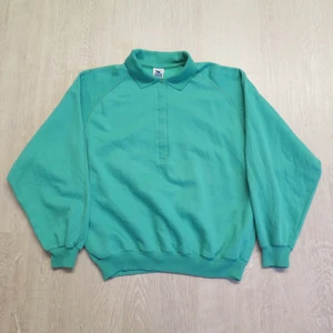 turkos sweatshirt - Turkos tunnare sweatshirt med krage strl 46 på lappen, uppsk. M/L. Passar bra som oversize om man har mindre strl :) 66 kr spårbar frakt.  Skicka meddelande vid frågor/fler bilder!  Notera att små defekter kan finnas då den inte är ny. Större brister nämns tydligt i annonsen/visas på bild. OBS! Bud är bindande!!!!!!!  