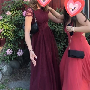 Balklänning - Jag säljer min fina vinröda balklänning från när jag gick ut nian💞 Bara använd en gång vid balen och passar storlek xs men även s. Överdelen är i spets och kjolen i två lager var av yttre är tyll. Den är v-ringad med dragkedja i ryggen. Köpt på Bubbleroom. Jag är 176 och den gick precis ner till mina fötter. Jag kan mötas upp i Stockholm annars står köpare för frakt. Pris kan diskuteras:)
