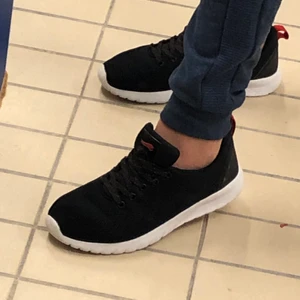 Träningsskor/idrottsskor/skor - Jättefina skor, kan användas som träningsskor, idrottsskor eller vanliga skor, köpte de för 350kr men säljer för 250kr, är i jättebra skick, använda 2 eller 3 gånger och både tjejer och killar kan använda de. Kan diskutera pris.