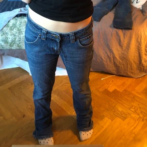 Lågmidjade Lee Jeans - Lågmidjade jeans ifrån Lee. Midjemåttet (mätt rakt över) är 36cm och innerbenslängden är 81cm. Jag är 158cm och dom är för långa för mig. Skulle tro att de passar någon mellan 160-168. Säljer direkt för 300kr och fri frakt.