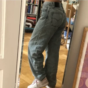 Levis jeans - Säljer dessa levis jeans jag köpte här på plick! De är modell big baggy i storlek 24. Önskad fler bilder kan de fixas. Nypris 1200. Storlek beror på hur man vill passform ska vara. BILDERNA ÄR LÅNADE ❗️❗️