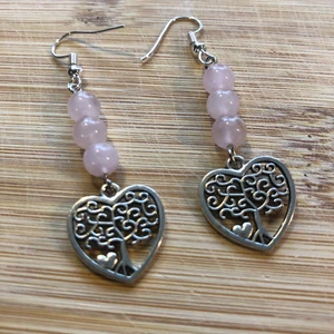 Örhängen med rosenkvarts  - Handgjorda örhängen med äkta rosenkvarts och livetsträd berlocker 💕 betalning via swish