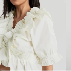 Vit topp - Säljer denna söta toppen från ginatricot då den tyvärr aldrig har kommit till användning , köpte den i storlek 38 men skulle säga att den även passar någon som har 36 i vanliga fall, köparen står för frakt 💕