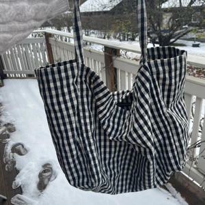 Totebag ifrån mango.  - En snygg och rymlig totebag ifrån MANGO. Köpt för drygt 250kr. Sparsamt använd