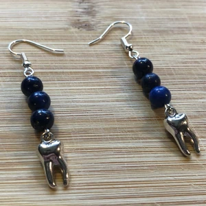 Örhängen med lapis  - Handgjorda örhängen med äkta lapis lazuli och tandberlock 🤍 betalning via swish