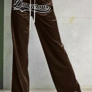 Mjukisbyxor - Hej jag köpte dom, dom passar inte mig har aldrig använt den har bara testat strl är M fast det passar för som har storlek (S)