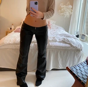 Lågmidjade skinnbyxor - OBS! Alla bilder är lånade av Engla Löf, som jag köpte byxorna av. Skriv om ni vill att jag skickar egna bilder 💞 Svarta skinnbyxor (äkta skinn) i strl 38. Långa på mig som är 175 cm. Säljer p.g.a får ej användning för dem. Fraktkostnad tillkommer. 