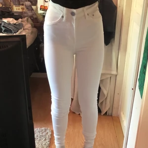 Jeans - Helt oanvända. Säljes då de är lite för långa för mig, jag är 159. Storleken är xs, men är väldigt stretchiga. 