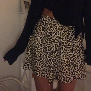 H&M mönstrad kjol strl S - Kort kjol i strl S från H&M med inbyggt gummiband i midjan, använd fåtal gånger och har inte slitningar. 