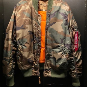 L - Alpha industri jacka strl L passar som M. 750kr