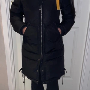 Parajumper Longbear, stl S - Parajumpers populära Longbear i storlek S. Använd 2 säsonger och är  i fint skick. Tillkommer både kvittot och en extra brodyrmärke. Kemtvätt ingår dessutom i priset. Jackan har normal passform. Pris kan diskuteras vid snabb affär.
