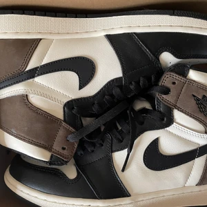 Air Jordan 1 Retro High OG Mocha - pair of Jordan never used no defaults included with white laces size 42
