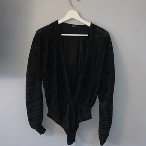 Body  - Säljer denna fina fest body som aldrig har kommit till användning. 