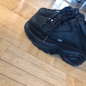 Buffalo sneakers svart - Storlek 38 men är väldigt stora i storleken så passar nog någon med 39-40 lite bättre. I väldigt bra skick. Använt väldigt få gånger 