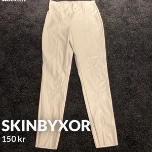 Beige skinnbyxa - Beige skinnbyxa i storlek M.  Köpta i somras men bara använda 1-2 gånger.