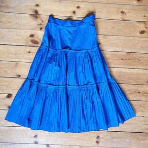 såå fin å unik kjol från 70talet! vackra volanger, bomull/polyester-blandning🌻 