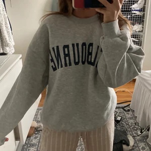 Tjocktröja - Så skön tjocktröja från Gina, endast använd en gång då den inte riktigt är min stil. Storlek s men passar mindre också om man vill ha oversize❤️