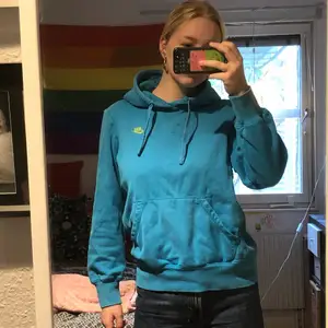 Skitsnygg hoodie från Nike som är lite för liten för mig💙 storleken är oklar men skulle säga xs/s :)