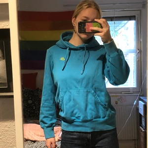 Blå hoodie från nike💙💙 - Skitsnygg hoodie från Nike som är lite för liten för mig💙 storleken är oklar men skulle säga xs/s :)
